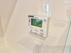 キッチン横からお湯張り、追い炊き、温度調節がボタンで楽々操作できる給湯器リモコンです＾＾忙しい夕飯の準備の時間帯に重宝しますね。