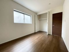 暖かい日差しが差し込む洋室。たっぷり収納できるクローゼット付きでお部屋の中をすっきりと快適に保てます。