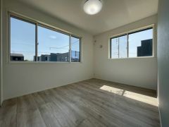 2面採光を確保した明るい室内は、風通しも良く、大変居心地の良い空間となっております。爽やかな風を感じて起きる朝は、快適生活の始まりに。