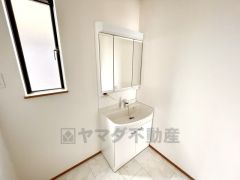 三面鏡にハンドシャワー付きで使いやすい洗面台です＾＾鏡裏と洗面ボウル下に収納付きの洗面台なので、整理整頓ができスッキリと使えます＾＾