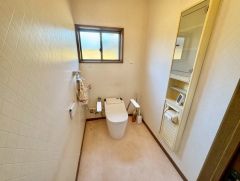窓付きで風通しの良いトイレ。タンクレストイレを採用し、収納棚も備えているため、見た目もすっきりとした快適な空間です。