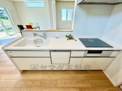 収納も、作業スペースも広々と設けられた使いやすいシステムキッチンです＾＾カウンターキッチンなので、ご家族と会話をしながら楽しくお料理ができます＾＾