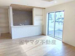 おしゃれなキッチンを中心とした開放的なリビング。