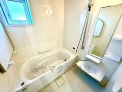 1日の疲れを癒すくつろぎのバスルーム。足を伸ばしてもゆったりと入れるサイズです。お子様と一緒にお風呂に入っても狭くないですね＾＾