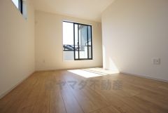 バルコニーに面した9帖の洋室です。日当たりがよく、寝室としての利用もおすすめです＾＾