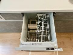 炊事時間を大幅に短縮できる食器洗浄乾燥機付き＾＾食器を洗う手間が減るので家族とのコミュニケーションの時間や自分の時間が増えますね。