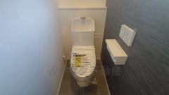 ウォシュレット付きトイレです。1階2階の2ヶ所にトイレがあるので、忙しい朝にもゆとりができますね＾＾