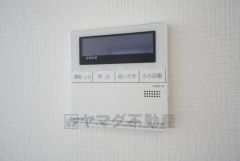 キッチン横からお湯張り、追い炊き、足し湯がボタン一つで楽々操作できる給湯機リモコンです＾＾忙しい夕飯の準備の時間帯に重宝しますね。