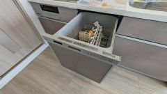 炊事時間を大幅に短縮できる食器洗浄乾燥機付き＾＾食器を洗う手間が減るので家族とのコミュニケーションの時間や自分の時間が増えますね。