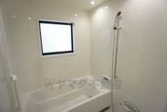 1日の疲れを癒すくつろぎのバスルーム。足を伸ばしてもゆったりと入れるサイズです。お子様と一緒にお風呂に入っても狭くないですね＾＾ 