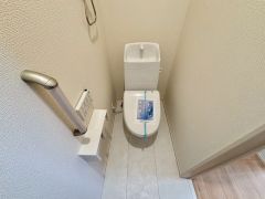 ウォシュレット付きトイレです。1階2階の2ヶ所にトイレがあるので、忙しい朝にもゆとりができますね＾＾