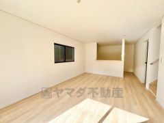 17帖のおしゃれなキッチンを中心とした開放的なリビング。南向きで採光もよく一日中明るくて暖かいお部屋です＾＾お友達や親せきをお招きするのも楽しみです＾＾