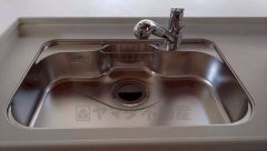 大きなお鍋も楽々洗える幅の広いシンクです＾＾ステンレスシンクなので簡単にお掃除できますよ。洗剤やスポンジもすっきりできる収納付き。