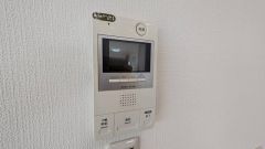 防犯性もばっちり、TVモニター付きインターホン完備。大きなモニターで玄関先を確認できます。録画機能が付いているので不在時の訪問者も確認できて安心です＾＾