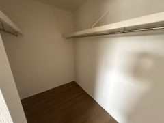 洋室にはハンガーパイプ付きのウォークインクローゼットが設けられています。たっぷり収納できるので衣替えの心配もいりませんね＾＾