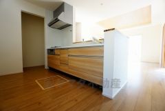 同仕様写真。現況と異なる場合は現況を優先します。収納も、作業スペースも広々と設けられた使いやすいシステムキッチンです＾＾カウンターキッチンなので、ご家族と会話をしながら楽しくお料理ができます＾＾