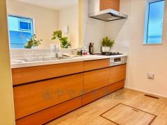 対面式カウンターキッチンでお子様の様子が見守れます。カウンタートップは耐熱性に優れており、日ごろのお掃除もふき取るだけでＯＫ。ステンレスシンクも簡単にお掃除できますよ。