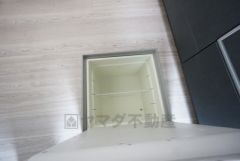 キッチンには床下収納があります。長期保管ができるもの、あまり使わないもの、シーズンもの、防災グッズなどを入れておくのもいいですね。