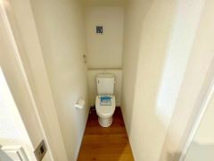 ウォシュレット付きトイレです。1階2階の2ヶ所にトイレがあるので、忙しい朝にもゆとりができますね＾＾ 温水洗浄便座リモコン付き。