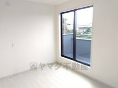 バルコニーに面した陽当たりの良い洋室です＾＾