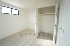 同仕様写真。現況と異なる場合は現況を優先します。家具を選ばないナチュラルなフローリングとシンプルなクロスです＾＾