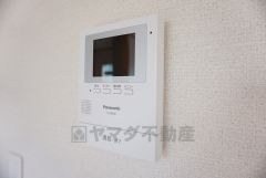 同仕様写真。防犯性、セキュリティ対策に安心できるテレビモニター付きインターフォンです。セールスマン対策にもなり安心できます。