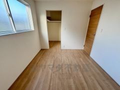 大きめのクローゼットがついた使いやすい洋室です。すっきりと整理整頓できるので気持ちよくすごせます＾＾