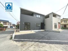 閑静な住宅地と最寄りバス停まで徒歩4分の快適な住環境です。4LDKでゆとりある間取りのオール電化物件。