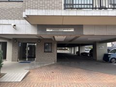 共用部、マンション入り口。