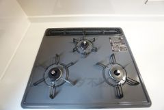 同時にたくさんの料理が調理できる3口コンロ。長時間熱を通しておきたい煮込み料理を作りながら、炒め物など同時進行で進められます。