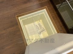 キッチンには床下収納を設けています。生活スペースを減らさず、キッチン用品や非常食など様々なものを収納できます。
