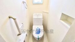 ウォシュレット付きトイレです。1階2階の2ヶ所にトイレがあるので、忙しい朝にもゆとりができますね＾＾ 温水洗浄便座リモコン付き。