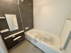 1日の疲れを癒すくつろぎのバスルーム。足を伸ばしてもゆったりと入れるサイズです。お子様と一緒にお風呂に入っても狭くないですね＾＾