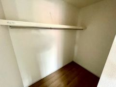 ウォークインクローゼット付き＾＾ハンガーパイプ下にボックスを置いて、枕棚を活用して、たっぷりと収納できそうです＾＾