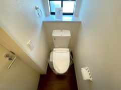 ウォシュレット、暖房便座、節電・節水機能など、使い勝手のよい高機能トイレです。