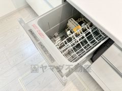 炊事時間を大幅に短縮できる食器洗浄乾燥機付き＾＾食器を洗う手間が減るので家族とのコミュニケーションの時間や自分の時間が増えますね。