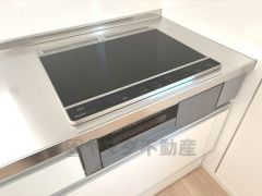 お手入れのしやすいIHクッキングヒーターです。3口コンロなので、効率よくお料理が楽しめます。毎日のお料理も楽しくなりますね＾＾