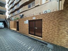 敷地内にはゴミ置き場を完備。日々のゴミ出しもスムーズで、暮らしやすさに配慮された住環境です＾＾