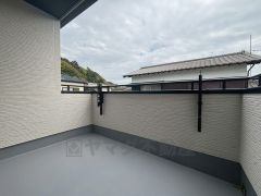 幅広のインナーバルコニーは多少の雨でも洗濯物を守ってくれ、家事を助けてくれること間違いなし。眩しすぎる日差しも和らげます。