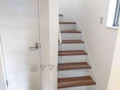 日中でも暗くなりがちな階段には、小窓を配置し採光も考えられたつくり＾＾手摺付きなので安全に上り下りできますね＾＾