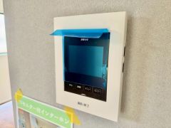 や必需品となっておりますTVモニター付きインターホンです。録画・再生器のもついており防犯性もばっちりです。キッチン横にありワンタッチで外の方とお話ができますので便利です。