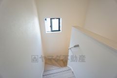 日中でも暗くなりがちな階段には、小窓を配置し採光も考えられたつくり＾＾手摺付きなので安全に上り下りできますね＾＾