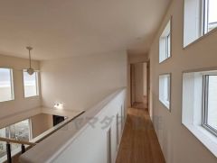 吹き抜けに面した2階廊下は、窓から自然光がたっぷり差し込む明るい空間。開放感を感じながら各居室へアクセスできます。