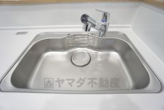 キッチンシンクは洗剤やスポンジを収納出来るラック付き。広さも確保しているので、大きなお鍋も洗いやすいですね。
