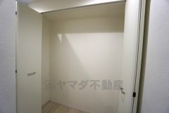 リビングには大型収納が設けられています。日用品や備蓄品の収納に便利ですね＾＾家の中をスッキリと快適に保てます。