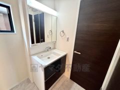 三面鏡にハンドシャワー付きで使いやすい洗面台です＾＾