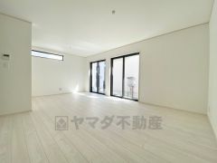 大きな掃き出し窓のあるリビングは、陽光あふれる明るい空間です。ゆったりと寛げる憩いの場となりそうです。