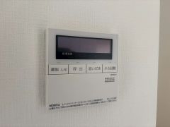 お湯張り、追い炊き、足し湯がボタン一つで楽々操作できる非常に便利な給湯機リモコンです。追い炊きがついていると寒い冬は水道代の節約にもなるので助かりますね