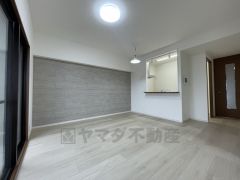 対面式キッチンを中心としたリビングダイニングで家族の会話が弾みそうです。