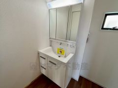 三面鏡にハンドシャワー付きで使いやすい洗面台です＾＾鏡裏と洗面ボウル下に収納付きの洗面台なので、整理整頓ができスッキリと使えます＾＾